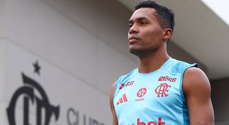 Alex Sandro, lateral-esquerdo, em deslocamento no CT do Flamengo. Foto: Instagram/CRF