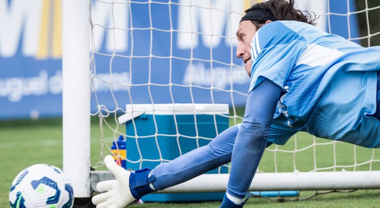Cássio, goleiro do Cruzeiro, em treinamento. Foto: Gustavo Aleixo/Cruzeiro.