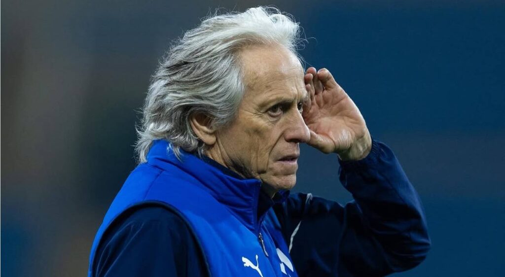 Jorge Jesus, técnico, na beira do campo do jogo do Al-Hilal. Foto: Instagram/AL-Hilal
