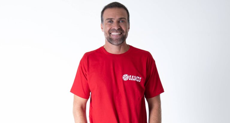 Imagem de Thiago Asmar, o Pilhado, com a camisa da MC Games
