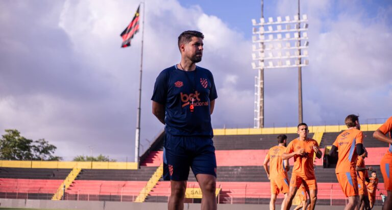 Imagem do técnico António Oliveira em treino do Sport. Foto: Paulo Paiva/SCR