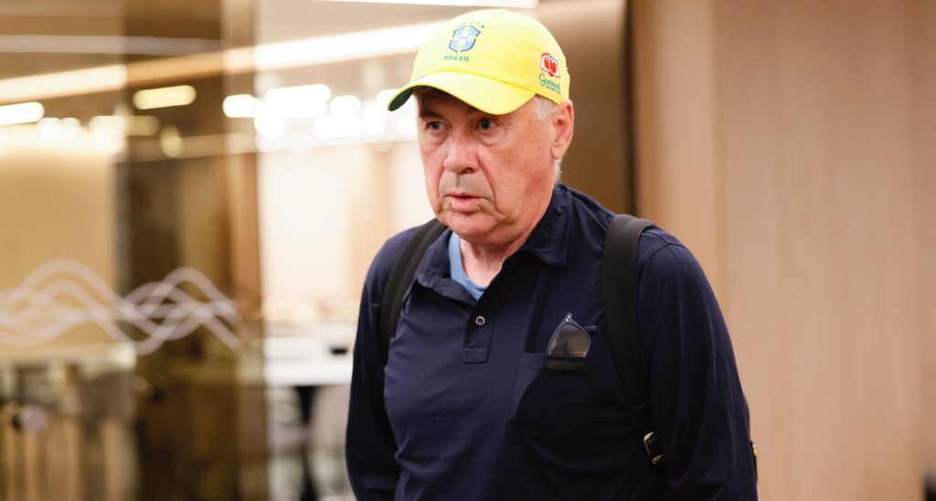 Carlo Ancelotti no desembarque no Brasil para assumir a Seleção Brasileira. Foto: Rafael Ribeiro/CBF