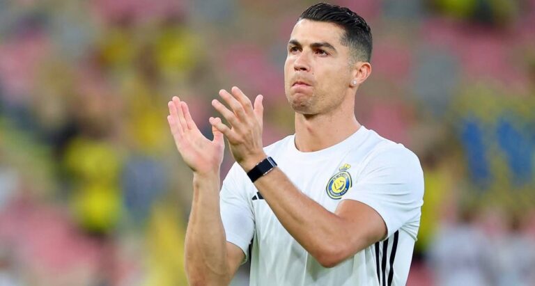 Imagem de Cristiano Ronaldo batendo palmas para a torcida do Al-Nassr em campo. Foto: Instagram/CR7