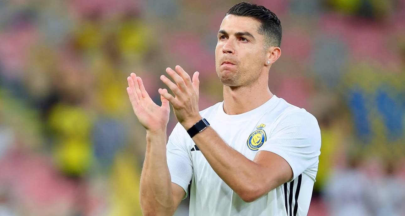 Imagem de Cristiano Ronaldo batendo palmas para a torcida do Al-Nassr em campo. Foto: Instagram/CR7