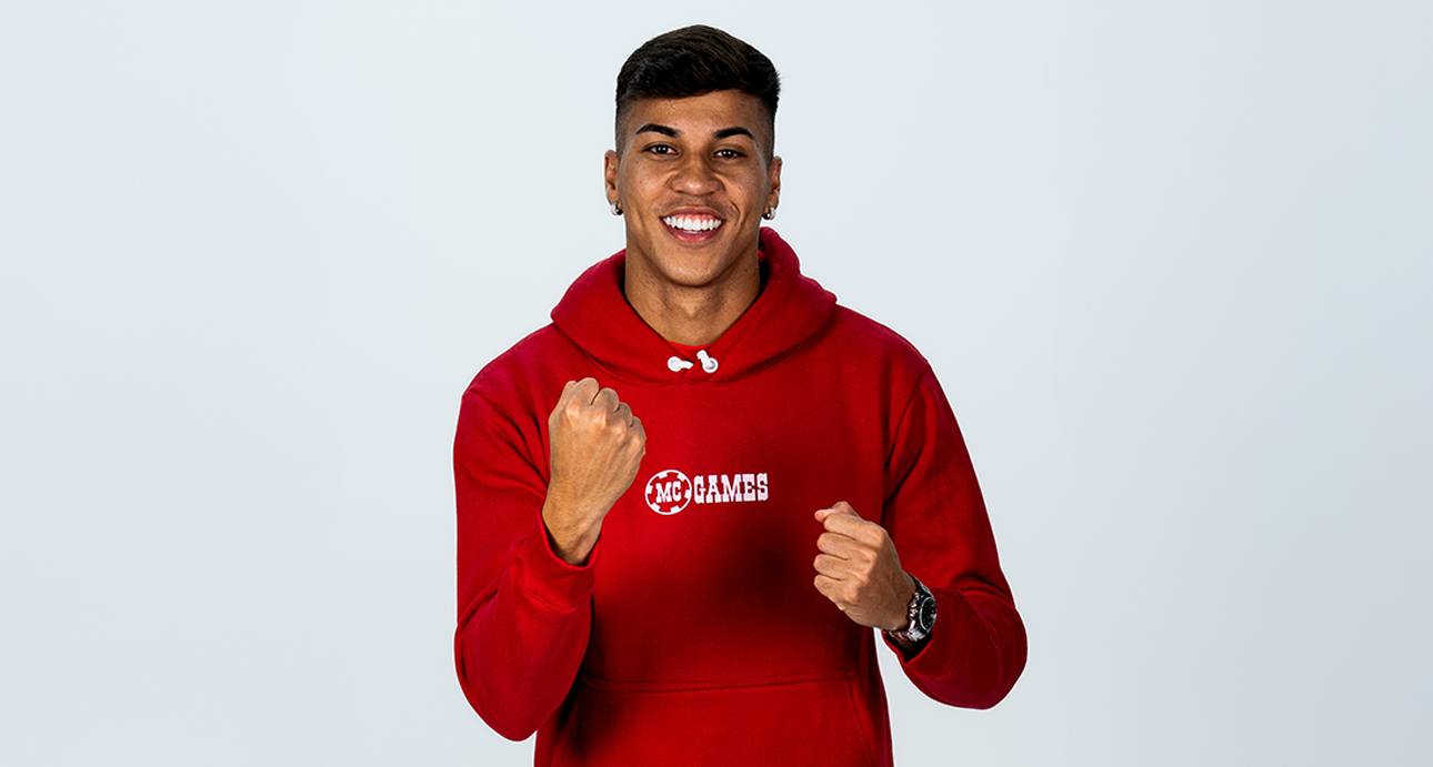 Imagem de Kaio Jorge com a camisa da MC Games em estúdio