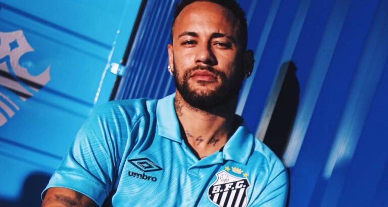 Neymar em foto com a nova camisa do Santos. Foto: Reinaldo Campos/Santos