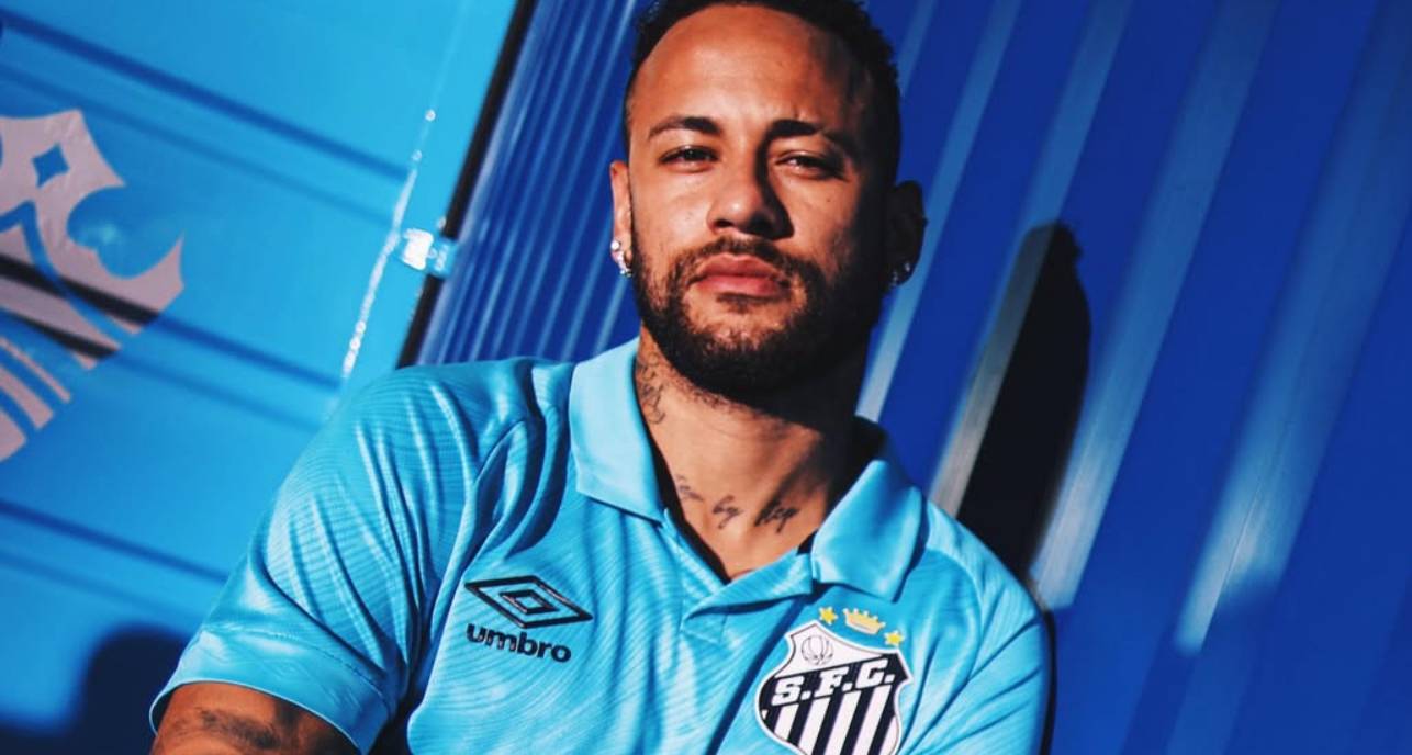 Neymar em foto com a nova camisa do Santos. Foto: Reinaldo Campos/Santos