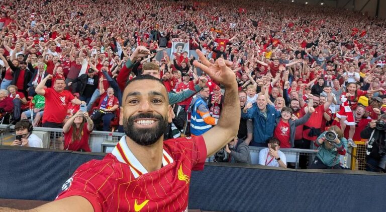 Imagem de Salah em comemoração ainda no campo com a torcida do Liverpool. Foto: Instagram/Liverpool