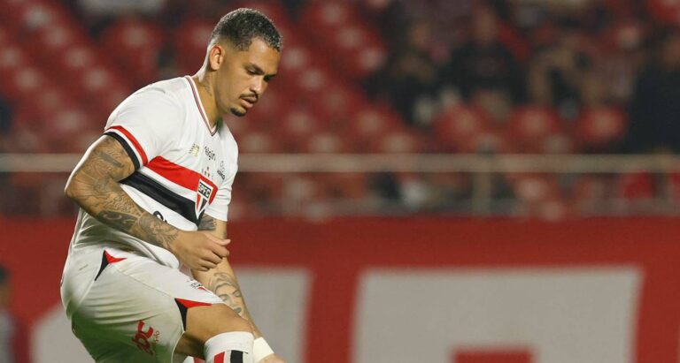 Imagem do atacante Luciano em ação pelo São Paulo. Foto: Rubens Chiri/São Paulo