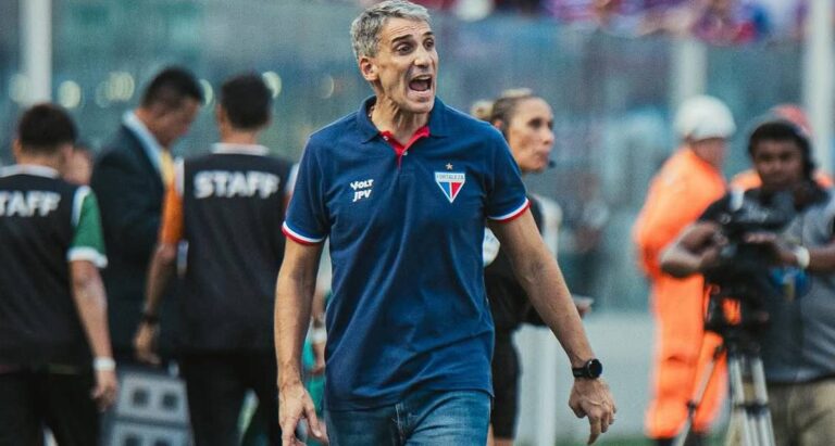 Imagem do técnico Juan Pablo Vojvoda na beira do campo de jogo do Fortaleza. Foto Mateus Lotif/FEC