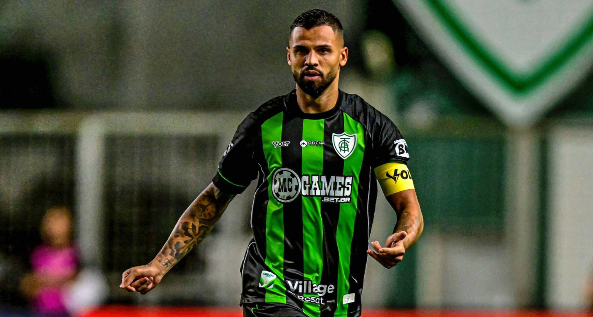 Imagem de um dos jogadores do América-MG em ação com a camisa estampada pela marca da MC Games. Foto: Mourão Panda/América-MG
