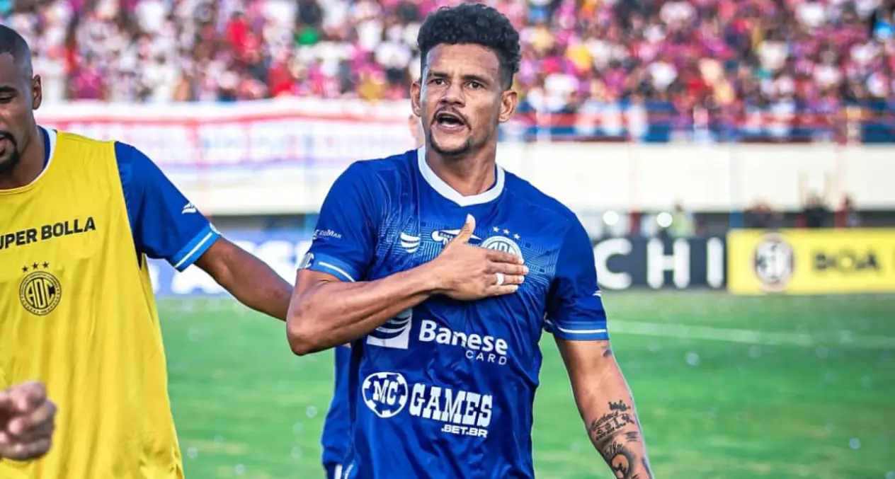 Neto, atacante do Confiança, em comemoração de gol. Foto: Luiz Neto/Instagram/Confiança