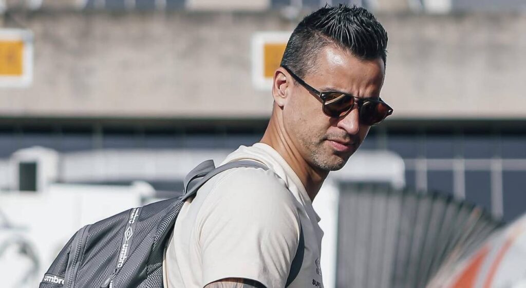 Fábio, goleiro do Fluminense, em embarque no avião. Foto: Lucas Merçon/Fluminense