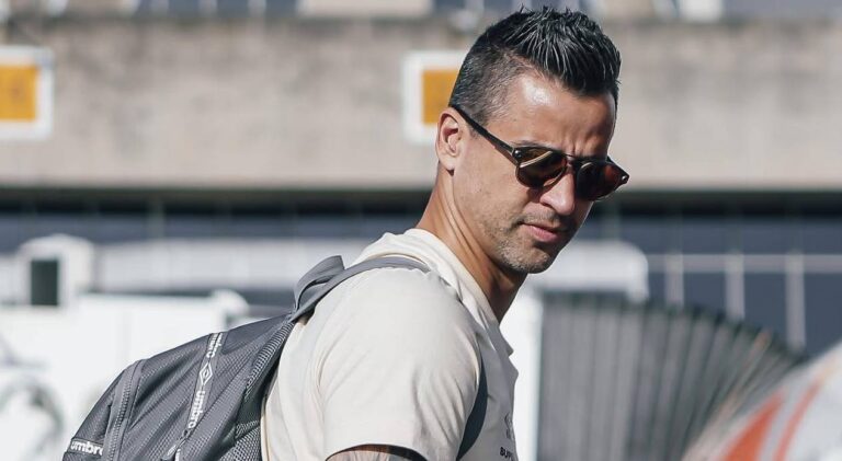 Fábio, goleiro do Fluminense, em embarque no avião. Foto: Lucas Merçon/Fluminense