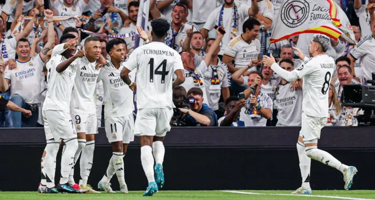 Jogadores do Real Madrid em comemoração de gol no campo. Foto: Instagram/Real Madrid