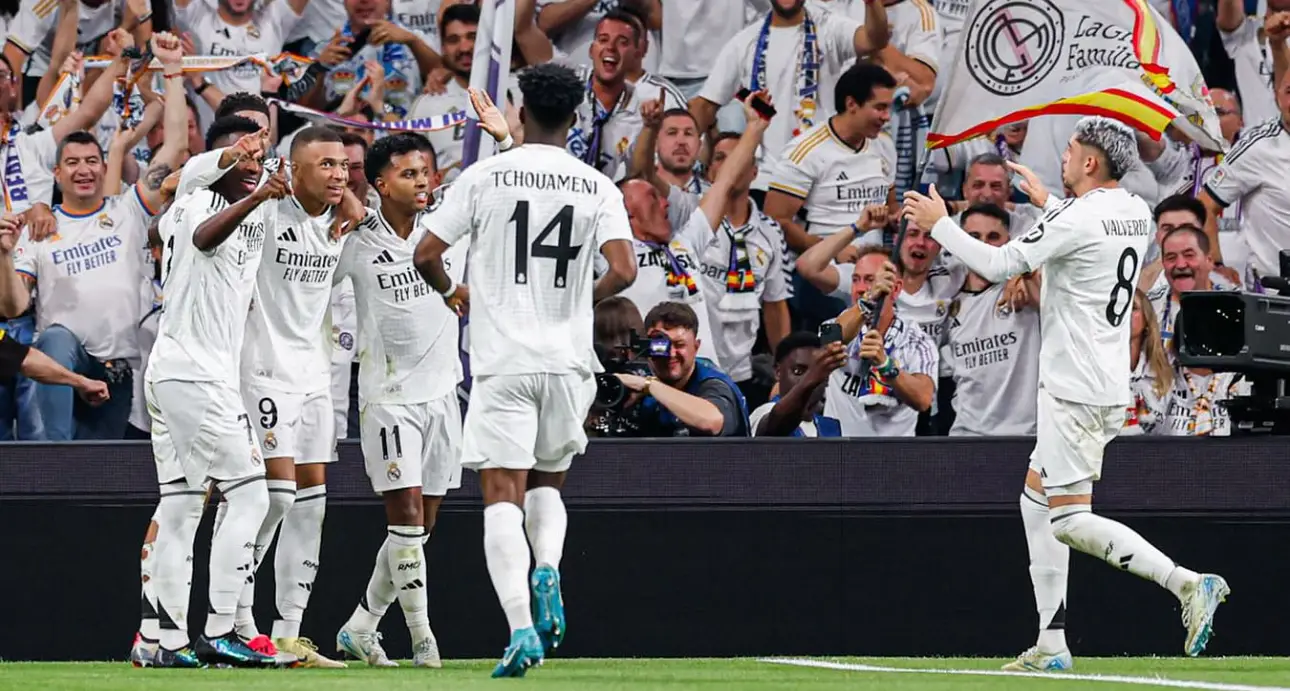 Jogadores do Real Madrid em comemoração de gol no campo. Foto: Instagram/Real Madrid