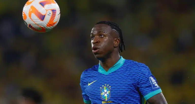 Imagem de Vini Jr em ação no jogo entre Equador x Brasil. Foto: Rafael Ribeiro/CBF