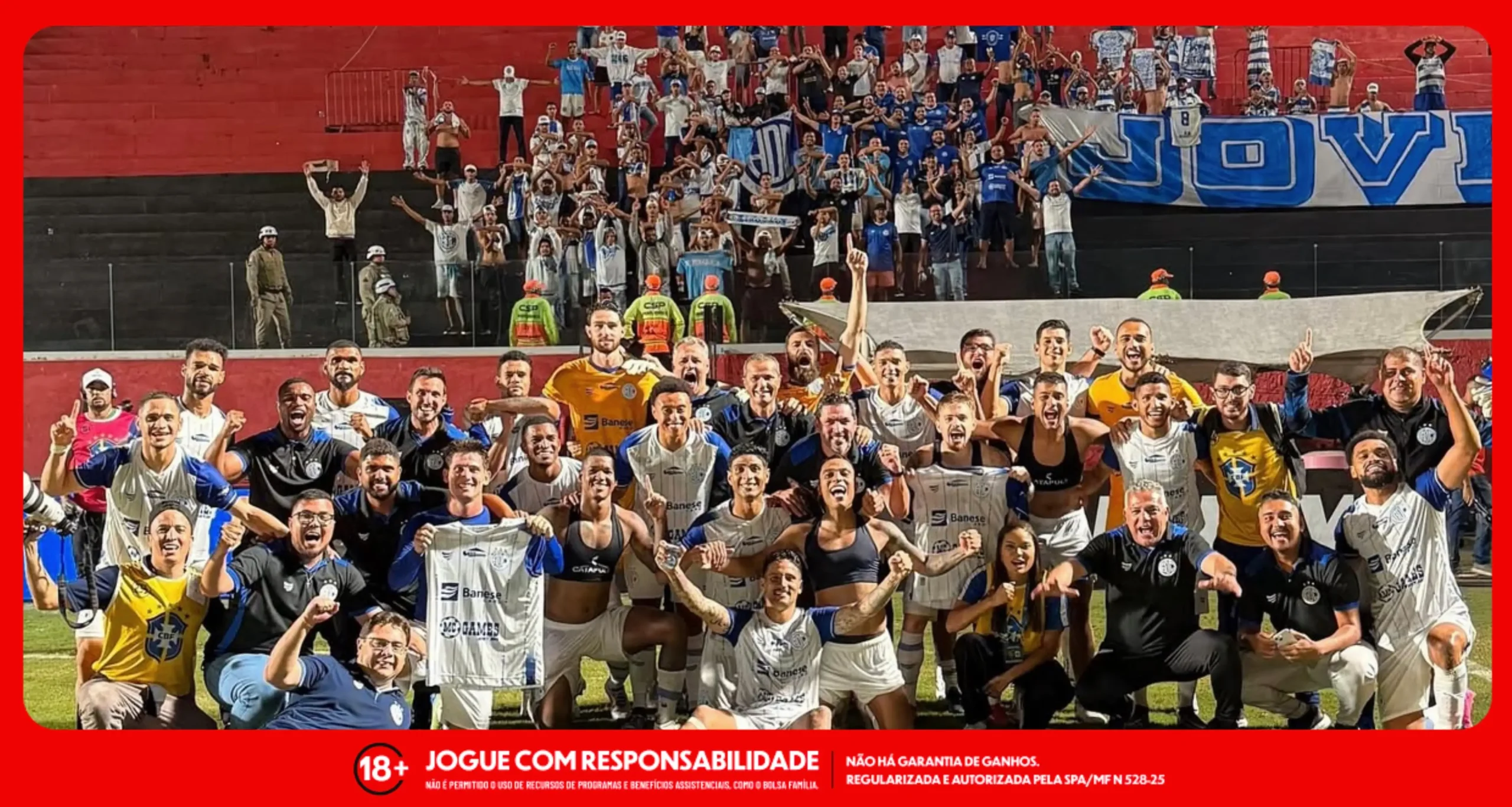 Equipe do Confiança em foto com a torcida após o jogo ainda no campo. Foto: Instagram/Confiança