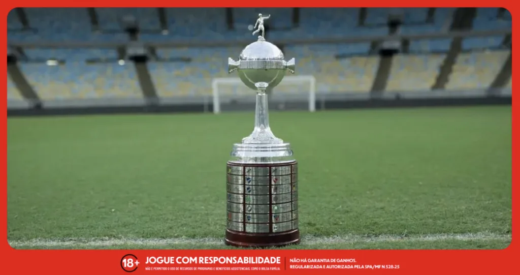 Imagem da taça da Libertadores no campo do Maracanã. Foto: Divulgação