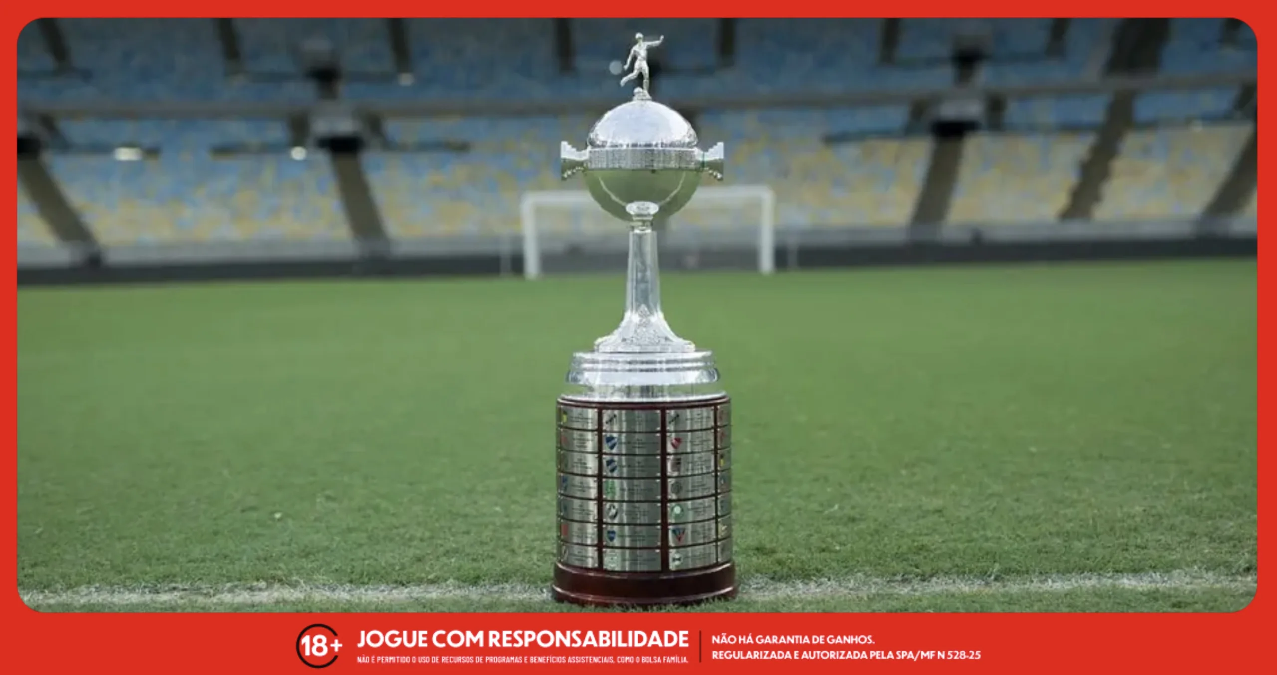 Imagem da taça da Libertadores no campo do Maracanã. Foto: Divulgação