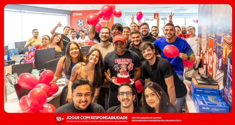 Surpresa para Carlinhos Bala no escritório da MC Games