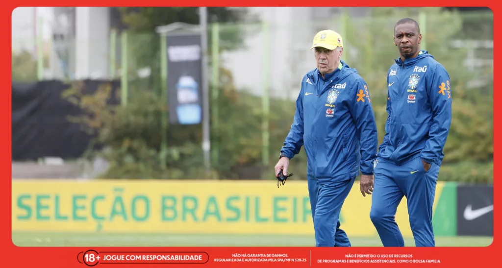 Carlo Ancelotti, técnico da Seleção Brasileira, em treino ao lado de Juan (D), coordenador técnico