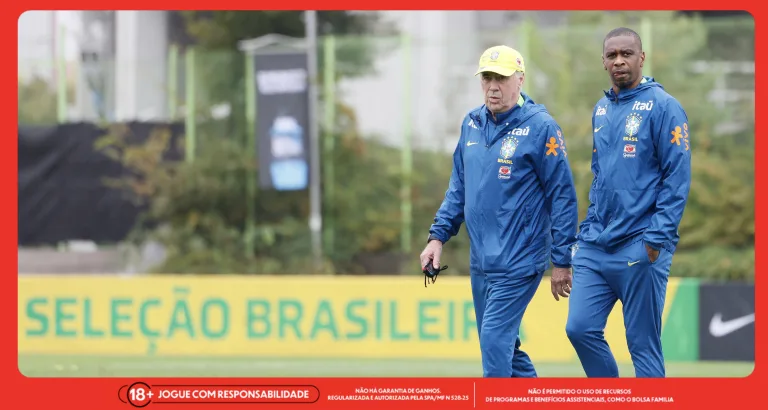 Carlo Ancelotti, técnico da Seleção Brasileira, em treino ao lado de Juan (D), coordenador técnico