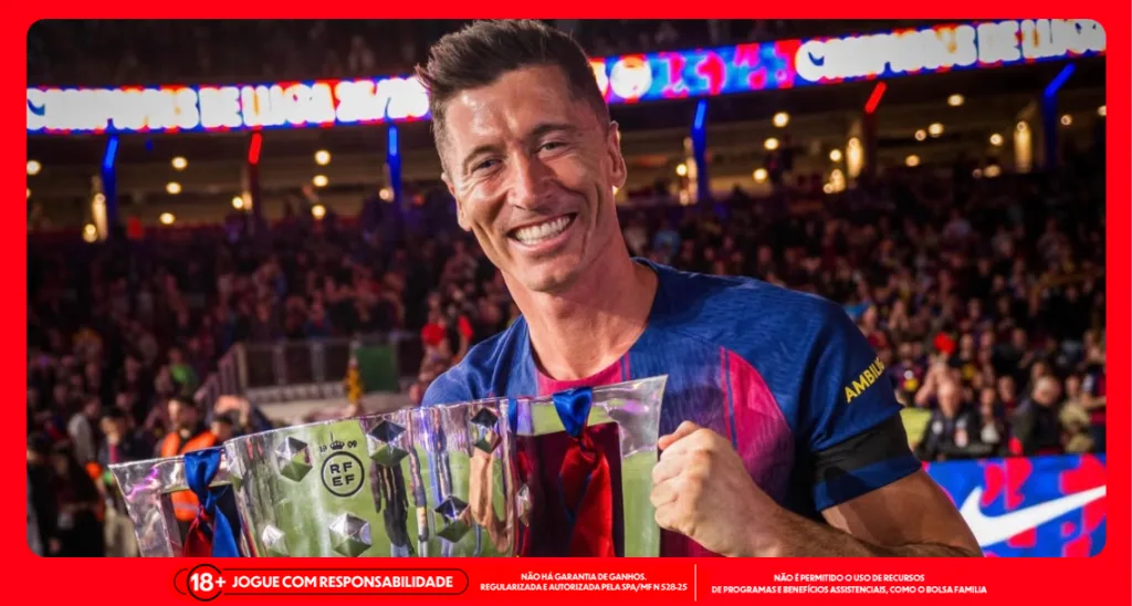 Imagem ilustrativa do atacante Lewandowski com a taça da La Liga. Foto: Instagram/Barcelona