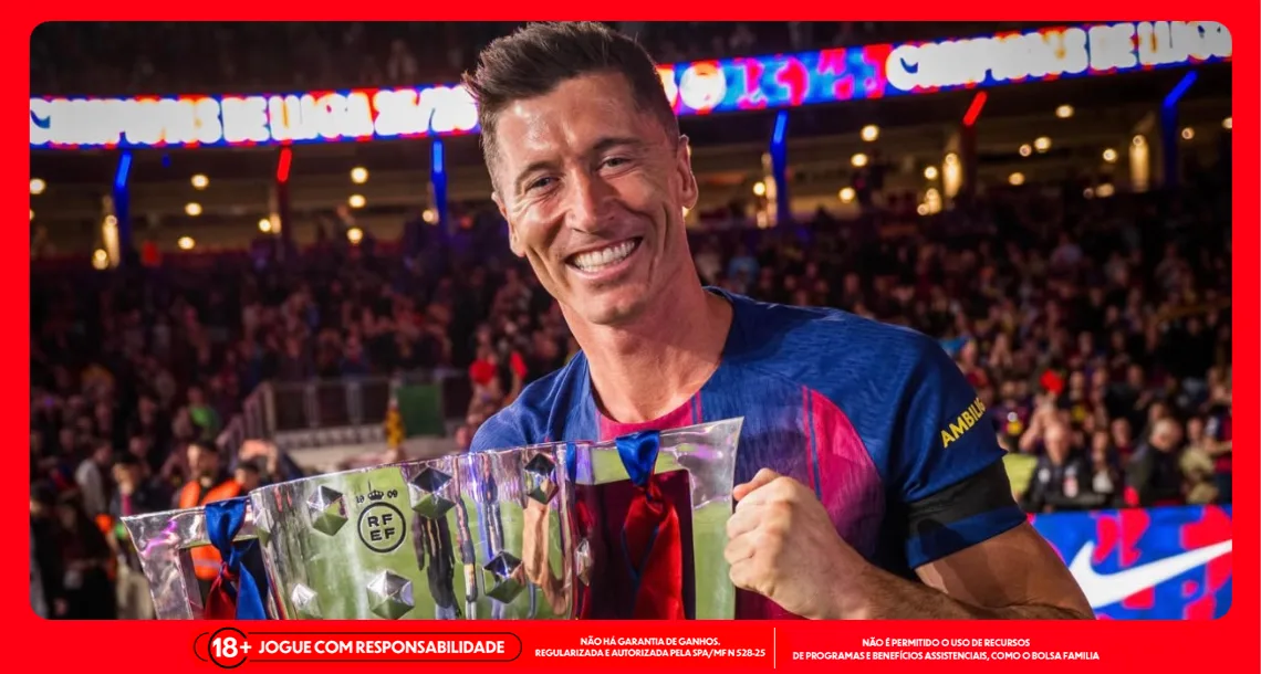 Imagem ilustrativa do atacante Lewandowski com a taça da La Liga. Foto: Instagram/Barcelona